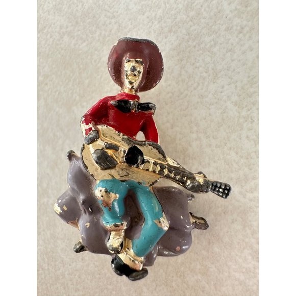 Vintage 1940s gold tone pot metal enamel man guitar playing figural brooch - Picture 2 of 6